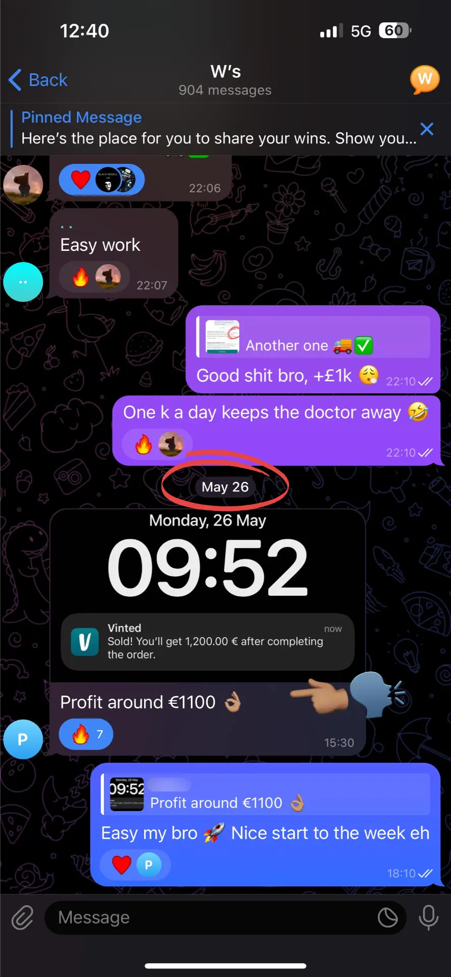 Lock-screen notification for a €1,200 Vinted sale shared in Telegram